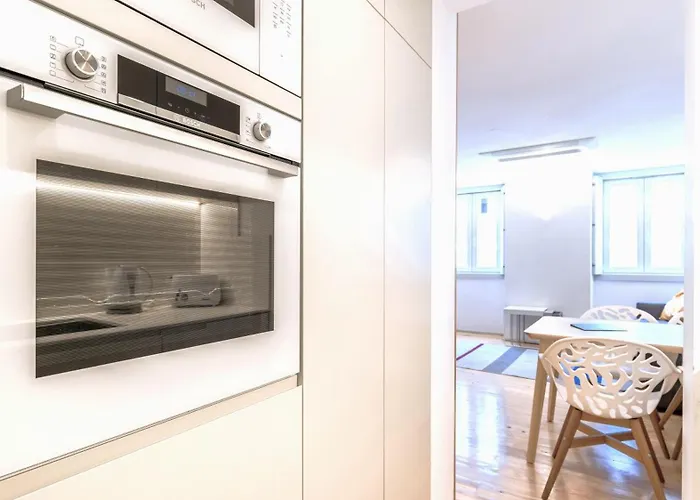 Wood And Marble 1bdr By Lovelystay شقة